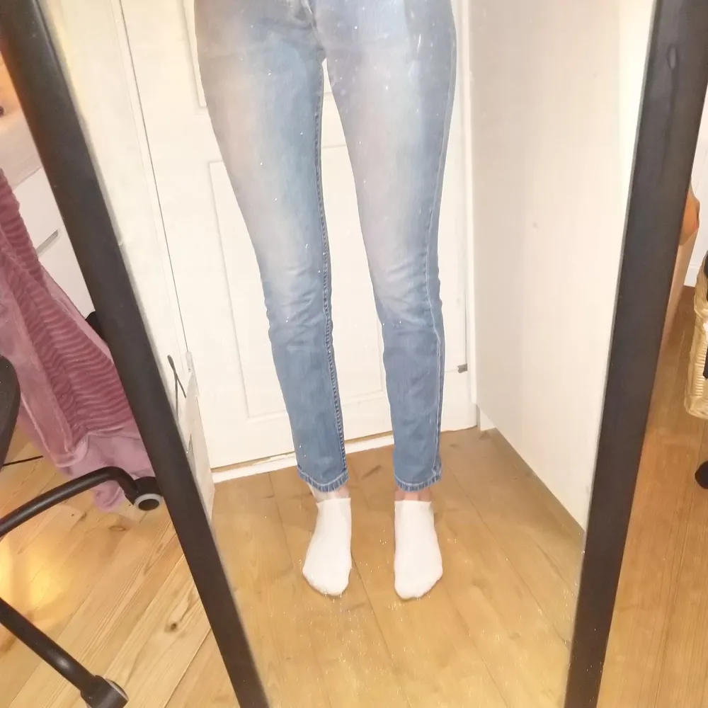 Fina blå jeans som är köpta på second hand. Lite korta för mig som är 182 cm med långa ben. Det står stl 27 och är lite för små för mig som har M. Frakt tillkommer!. Jeans & Byxor.