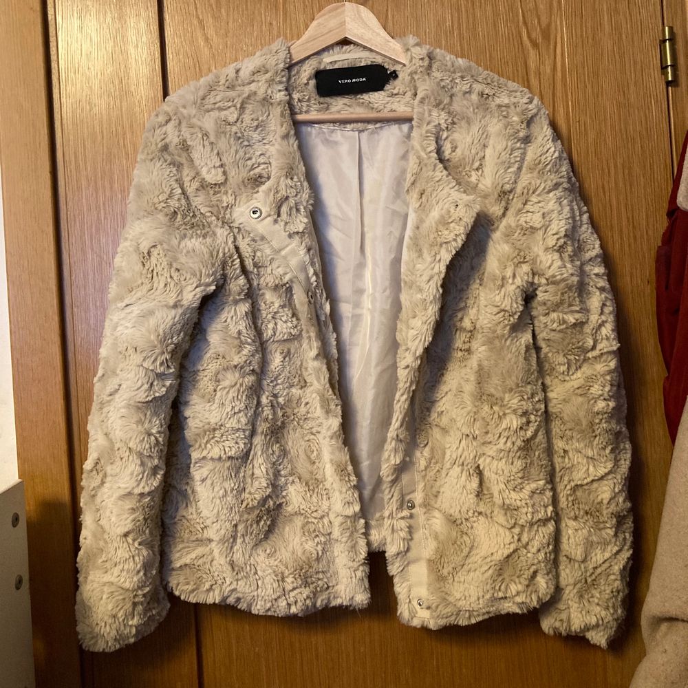 Faux fur jacka från Vero Moda storlek M | Plick Second Hand