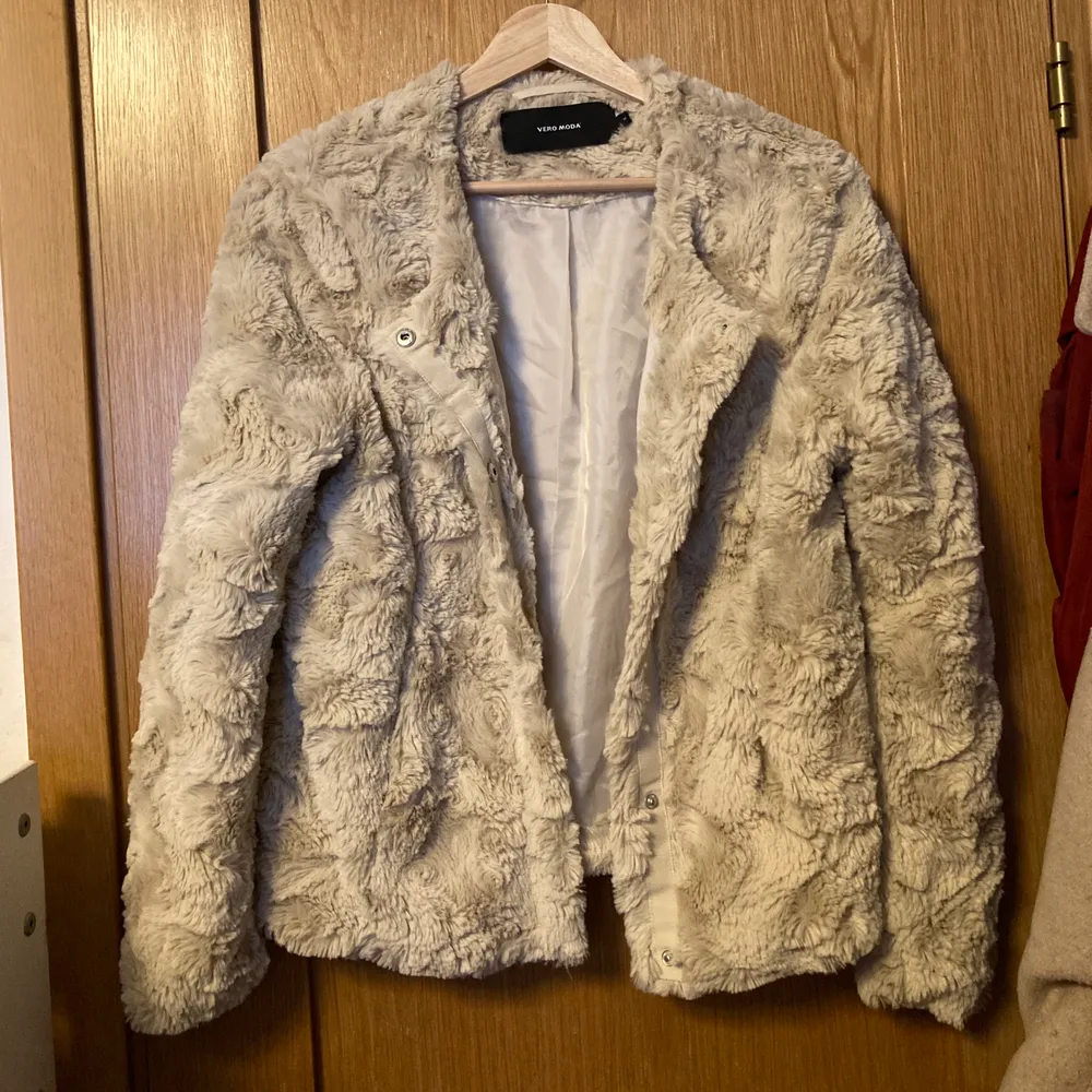 Fake päls jacka i beige/vit från Vero Moda i storlek M. Jackan är helt oanvänd och i perfekt skick då den är för stor för mig.. Jackor.