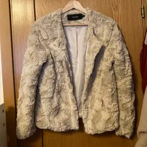 Fake päls jacka i beige/vit från Vero Moda i storlek M. Jackan är helt oanvänd och i perfekt skick då den är för stor för mig.