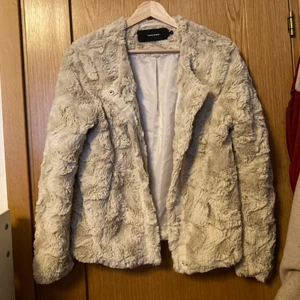 Faux fur jacka från Vero Moda storlek M - Fake päls jacka i beige/vit från Vero Moda i storlek M. Jackan är helt oanvänd och i perfekt skick då den är för stor för mig.