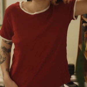 Ribbad t-shirt  - Röd ribbad t-shirt med vit krage