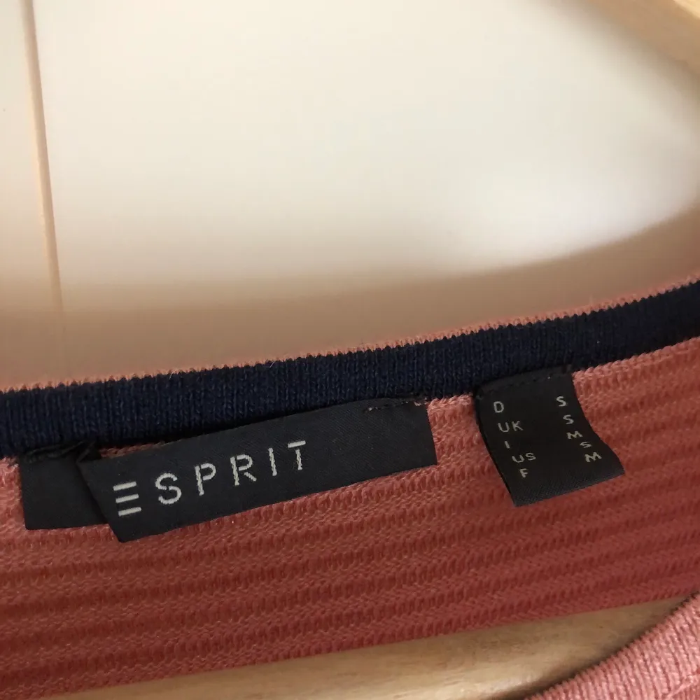 Tunt stickad, laxrosa tröja från ESPRIT. I nyskick, använd endast ett fåtal gånger.. Tröjor & Koftor.