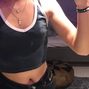 Croppat linne från cooperative - Marinblått linne i storlek small men är stretchigt material så passar även medium 🥰