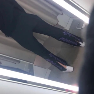 Byxor - Sjukt coola byxor med slits och fina detaljer. Uppskattad storlek 36-40. Jag har storlek 38/40 i byxor och de sitter bra på mig men åt det tightare hållet. 