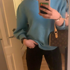 Stickad tröja - En jättefin stickad tröja som är blå som aldrig e använd från bik bok🥰