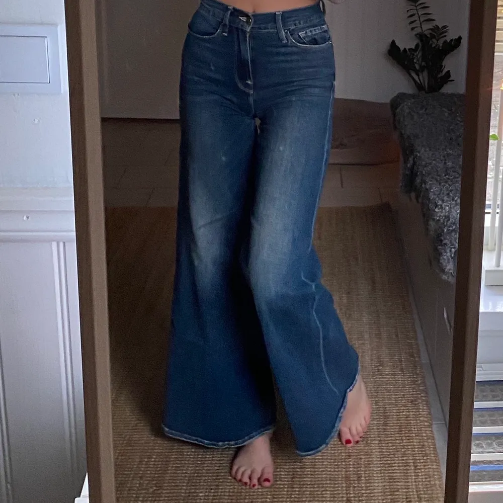 Skit snygga väldigt visa jeans! Storlek 26 och jag är ca 177 cm lång😊😊 frakt tillkommer!. Jeans & Byxor.