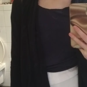 Blå kofta - En mörk blå kofta som är super skön. Super bra skick och har används ett få par tal gånger. Perfekt för vintern. 