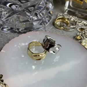NU FINNS DESSA ÄNTLIGEN TILLBAKA! Ringarna är i s925 silver, dvs de färgar inte av sig⛓ Ringarna är töjbara och säljs i silver och guld 🤍💛 GRATIS FRAKT 📦 ✨