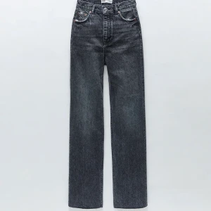 Zara jeans - Säljer precis sånnahär zara jeans i storlek 34. Dock har jag spräckt dem och kan inte sy, så säljer dem för 50kr ❤️ +63kr frakt! Hör gärna av dig om du har ett par hela som du säljer! 