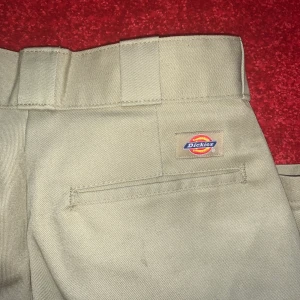 DICKIES byxor/chinos - 874 original fit - Skulle gissa på storlek XS-S (står 28x30 på lappen) ✨ Måste tyvärr säljas då dom är alldeles för små för mig - nypris: 650kr