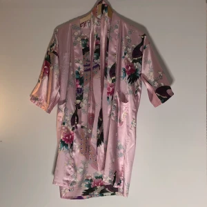 Kimono  - Kimono köpt i Singapore. Är i siden. Storlek XS