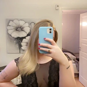 Body med spets! - Snygg och stilren body med spets! Använd 1-2 gånger. Väldigt skönt material och den är stretchig! Storlek M men skulle kunna passa S också! Buda i kommentarerna eller privat! Köparen står för frakten! :)