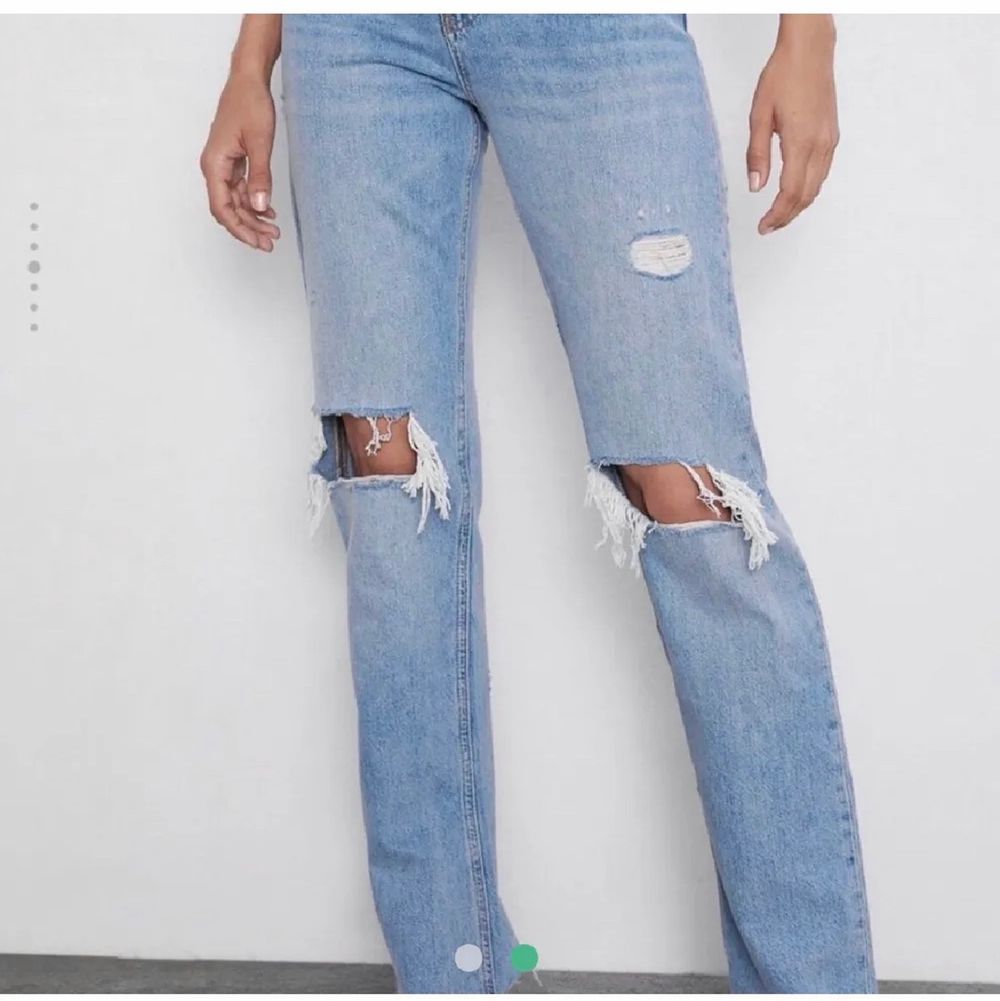 Säljer dessa populära zarajeans med hål i knäna, de är långa (jag är 172, de når marken med skor) och sparsamt använda. Storlek 38, passar S/M. Säljs inte längre!! Buda i kommentarerna❤️❤️❤️. Jeans & Byxor.