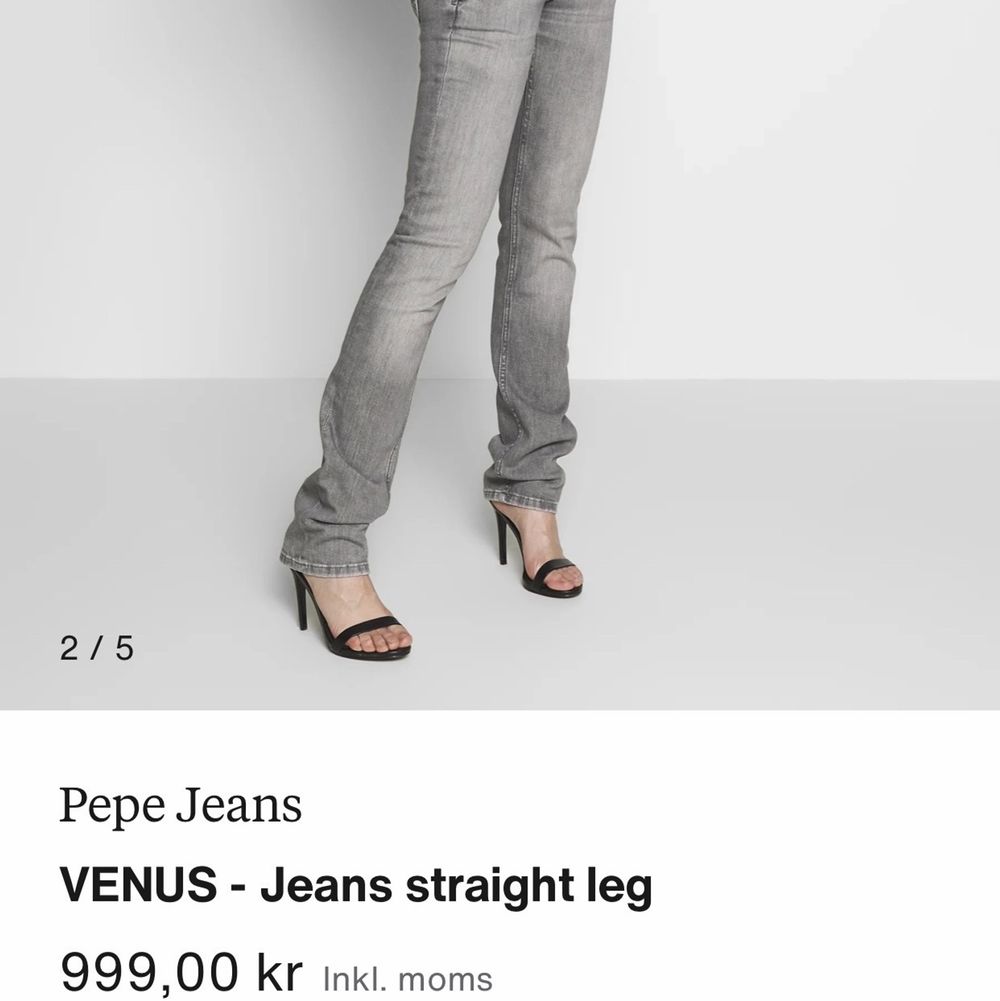 Köpte dessa äkta och fina jeans ett tag sedan men passade nt så bra i lowwaist och nu kan jag nt skicka tillbaka dom❤️ De är väldigt långa och materialet är mjukt och stretchigt. Jag är 172 cm och har 36/38 i storlek men dessa var lite stora för mig😊 FRAKT 30 kr. Jeans & Byxor.