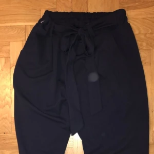 Fina kostymbyxor - Oanvända mörkblåa kostymbyxor. Mjukis material.