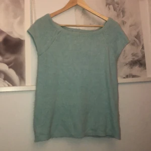 Ljusblå stickad topp - En ljusblå stickad topp med fina detaljer. Bra kvalite designer tröja. 