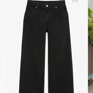 Hej, säljer mina jättefina svarta Yoko jeans från monki. Dom är i storlek w25 och motsvarar nog en Xs.  Köpte dom i höstas för 400kr och dom är använda några gånger. Får inte så stor användning av dom längre. Köparen står för frakt ❤️ skriv om ni vill ha fler bilder på jeansen! 