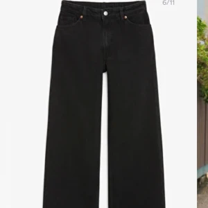 Monki Yoko jeans  - Hej, säljer mina jättefina svarta Yoko jeans från monki. Dom är i storlek w25 och motsvarar nog en Xs.  Köpte dom i höstas för 400kr och dom är använda några gånger. Får inte så stor användning av dom längre. Köparen står för frakt ❤️ skriv om ni vill ha fler bilder på jeansen! 
