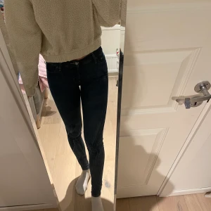 Levi 710  - Supperfina mörkblåa Levi Jens som jag säljer då jag i ände använder dem. Dem är i  ett fint skikt. Jag tror jag är 30/32 i läng och 26 i midjan. Passar även dem som är runt 180. Pris 250. Frakt 44 kr