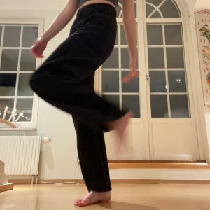 Manchesterbyxor  - Vida svarta manchesterbyxor från Monki. De är för stora för mig men ok längd (är 162). Fraktar/möts i Sthlm🥰