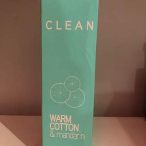 Nästan helt ny clean parfym i doft av warm cotton & mandarin. Säljs pga fel doft (skulle ha pear and rain). Nypris: 399kr. Pris: 300kr. 