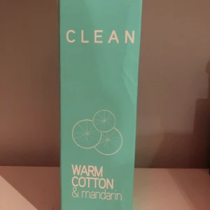 Clean parfym - Nästan helt ny clean parfym i doft av warm cotton & mandarin. Säljs pga fel doft (skulle ha pear and rain). Nypris: 399kr. Pris: 300kr. 