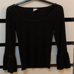 Topp - Söt topp från Gina som inte kommer till användning, lite vidare i slutet av ärmen. Säljer en likadan fast i vitt också! Pris + 42kr frakt, hör av er vid frågor! 🦋