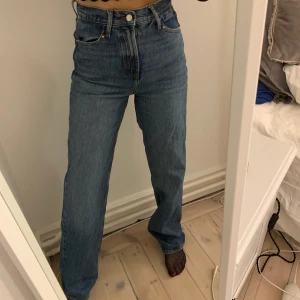 Zara jeans - Snygga jeans från Zara med raka ben. Mörkblå. Långa i benen, bara använda 2 gånger men har blivit lite slitna längst ner i bak på benen som man ser på sista bilden men det är inget man ser när dem är på. Nypris 399kr
