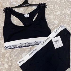 Calvin klein set  - Hej! Jag säljer nu detta calvin klein settet. Storlek S. Inköpspriset är 500kr. Helt oanvänt med prislapparna kvar. Vill ni köpa en del separat kostar bhn 199kr och trosorna 150kr. Hör av er om ni har några frågor💖💖                        ✨köpare står för frakten✨ E N D A S T  TROSOR KVAR!! 
