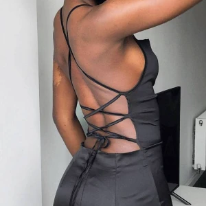 NYÅRS KLÄNNING - säljer denna klänning från asos köpt för 299 i NYTT skick med lappen på endast testad. Perfekt för nyår eller fest i ”satin” material och skitsnygg rygg! Obs den är ganska kort på mig som är 163 om due längre 165 skulle jag ej rekommendera om du ej gillar kort kort 