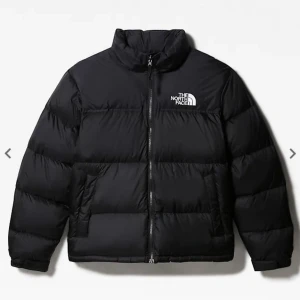 North face Jacka 1996 modell  - Hej, jag säljer denna snygga North face jackan. Hade ingen bra bild när jag bär jackan, men kan ta bilder om det efterfrågas. (Frakten betalar köparen) 🥰🥰🥰  OBS. Budgivning i kommentarerna, avslutar imorgon kl 18. ❤️ ️ 