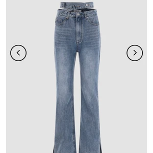 Snygga jeans - Ett par sjukt snygga jeans från märket cider. Väldigt unika med detalj runt midjan. Säljer då dom är för små för mig. Helt oanvända