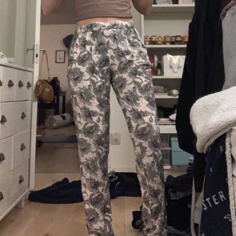 Ljusrosa blommiga pyjamasbyxor från hunkemöller, inte använda många gånger och väldigt skönt material. De är väldigt stretchiga så de skulle nog kunna passa en xs-m.. Jeans & Byxor.