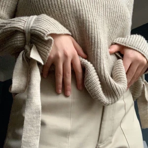 Stickad tröja med snygg detalj - Säljer min gina tricot tröja köpt för cirka ett år sen, använd inte och därför tänkte jag att nån annan skulle få bättre användning av den. Den har även snygga detaljer på ärmarna.