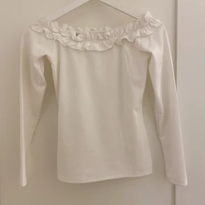 Gina off-shoulder topp strl S - Off-shoulder topp från Gina i fint material, inte genomskinlig 🌸 Nyskick