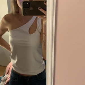 Snygg topp!  - En topp man kan ha till fest från Gina. Skönt material och en fin vit färg, säljer pga att jag inte andvänder den alls! Typ som ny😍 köpt för 350 kr