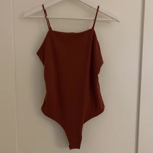 BikBok body strl S - Body från BikBok 🧚🏽‍♀️ strl S, helt oanvänd med prislapp kvar 💕