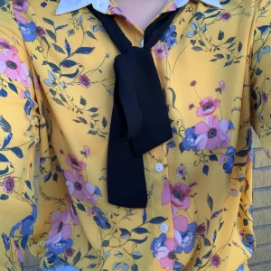 Vintage blus🦋💛 - Jättefin blus i siden-material! I bra skick💛 