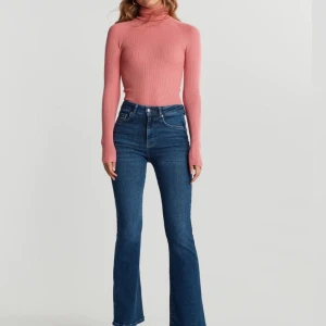 Gina boutcut jeans!⚡️ - Mycket fina boutcut jeans från Gina tricot. Bra skick. Lite slitna i slutet på byxbenet. Nypris 499kr mitt pris 150. Säljer pga för korta på mig som är ca 174!🌟 första bilden från hemsidan!💙