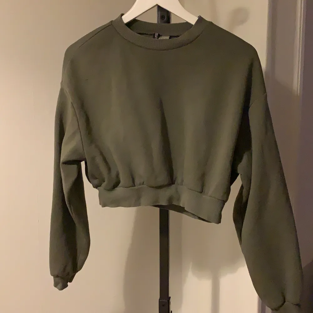 Kortare tröja från H&M, najs grön färg!. Tröjor & Koftor.