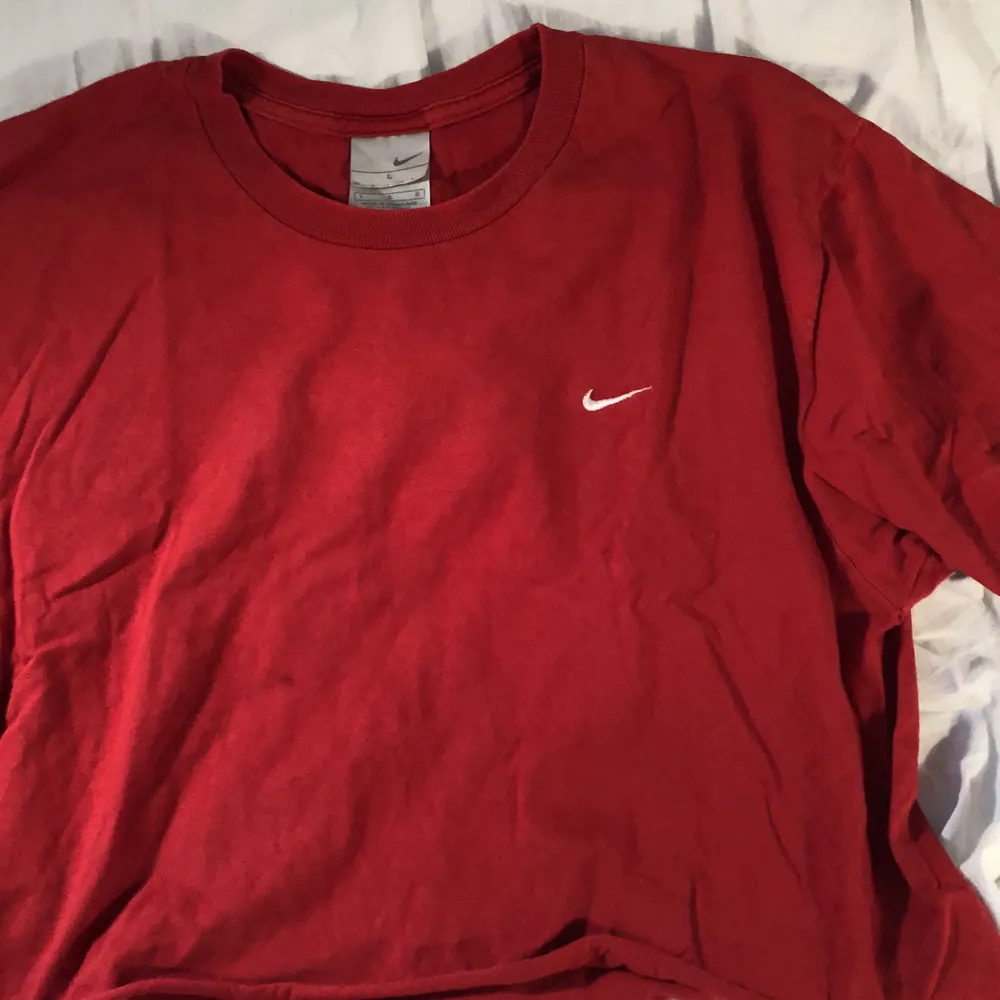 Säljer min röda Nike t-shirt jag enbart använt ett antal gånger, helt i nyskick <3 Den sitter som en tröja på mig som har storlek S/XS, men sitter som en topp på storlek L. köparen står för frakten:).  (Har fått jätte många medelanden om intressen över tröjan kommer därför ha budgivning som avslutas den 2/1 Kl 16:00) :)                                                 Buda i kommentarerna ✨Ledande bud:210kr. T-shirts.