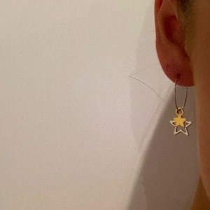 Örhänge, smycken  - X09. Jättefina örhängen i guld och silver med stjärnor. Glöm inte att 10% av vinsten går oavkortat till organisationen kvinna till kvinna.