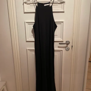 Svart Klänning - Svart klänning 100% polyester från mango med slits i storlek S