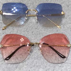 Supersnygga 90-tals glasögon. I ljusblå & ljusrosa. säljer båda tillsammans. Med dessa glasögon kan du få den perfekta 90’s Feeling.  Inkl frakt!!!