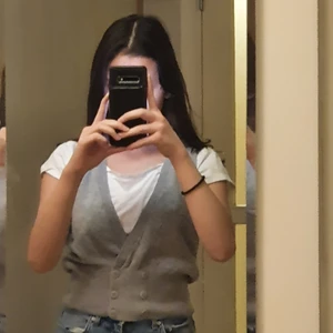 Grå sweater väst:) - En jättefin vintage grå sweater vest, storlek S, priset går att diskutera:) 