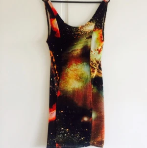  - Galaxyklänning från Pippa Lynn i sammet. Använd två gånger, med en snygg djup skärning i ryggen. Grymt snygg! Hör av dig om du har några frågor 😊