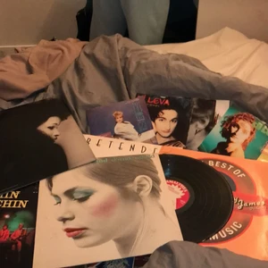 LP-skivor - Säljer 16 stora LP-skivor för 20 per st och 3 små LP-skivor för 15 per st (frakt 55)✨❤️