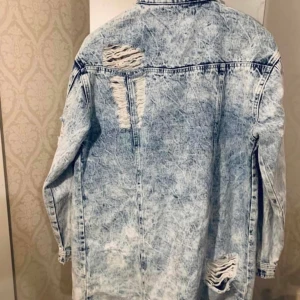 NY JEANS JACKA FRÅN MISSGUIDED STORLEK36 - Helt ny och oanvänd lappen sitter kvar på jackan. En snygg over sizded jeans jacka. Säljs på grund av att jag hade två likadana. 