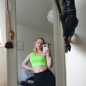 Neongrön partytopp - Så fin partytopp! Den är något genomskinlig vilket jag inte känner mig helt bekväm i, därav kommer den tyvärr inte till användning. Har för mig att den är från madlady. Av märket parisian. Frakt är inkluderat i priset💚